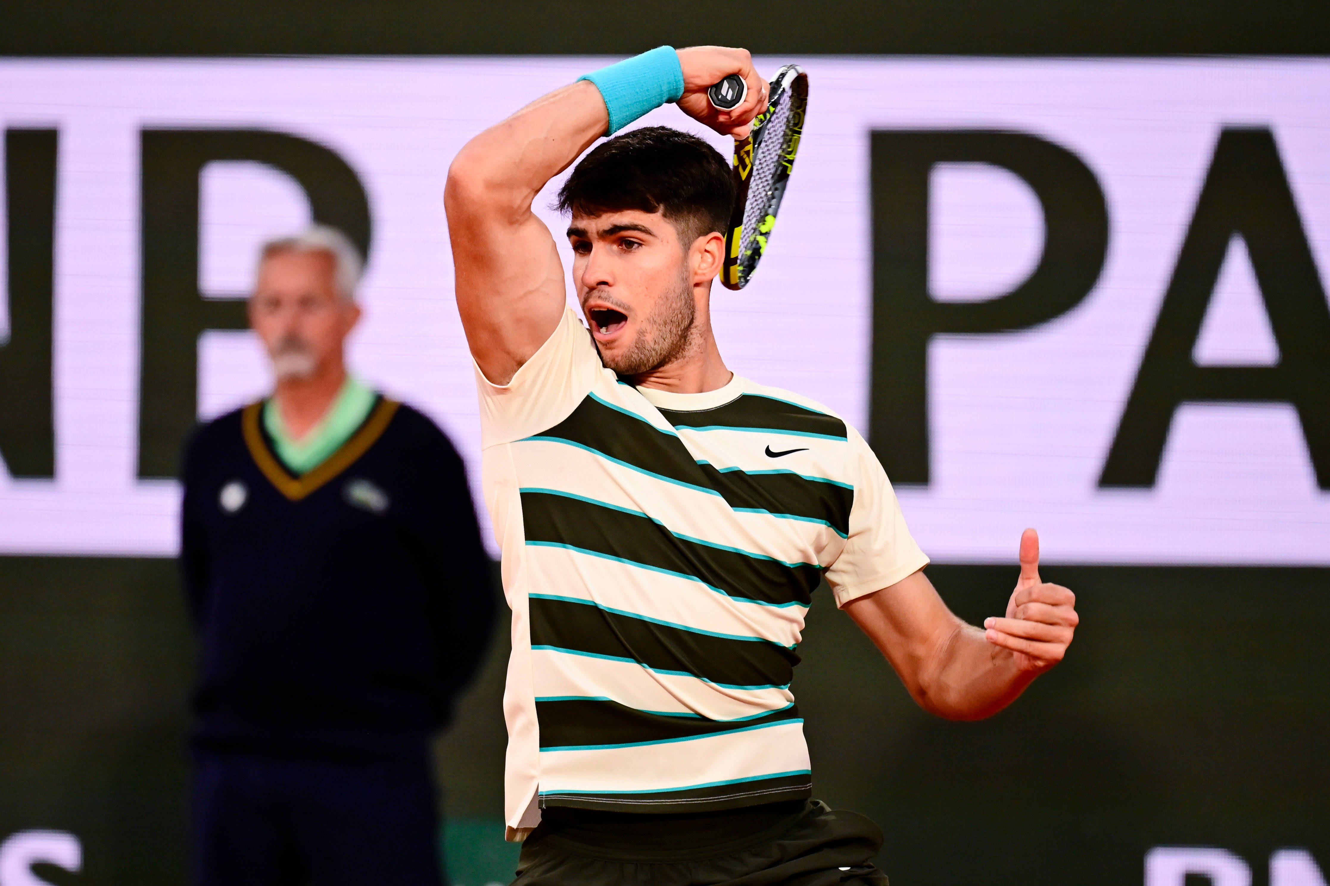 关于意大利网球队逆转英国网球队，阿尔卡拉斯完成帽子戏法的信息