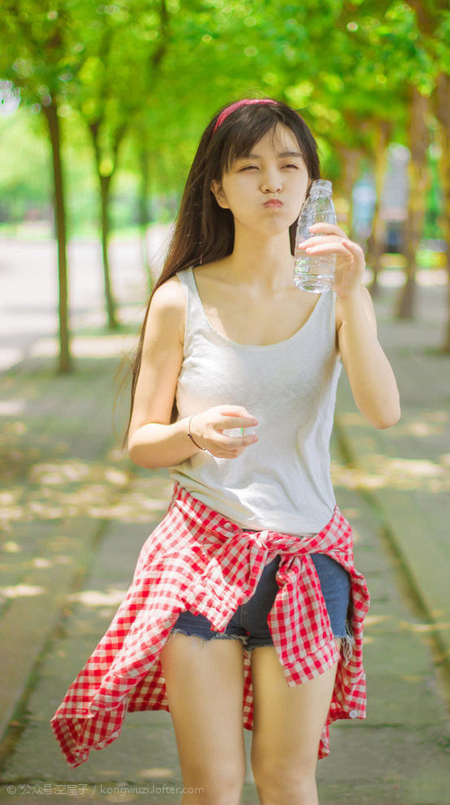 开云体育在线-极速与定格，当F1的涡轮轰鸣遇见足球的临门一脚