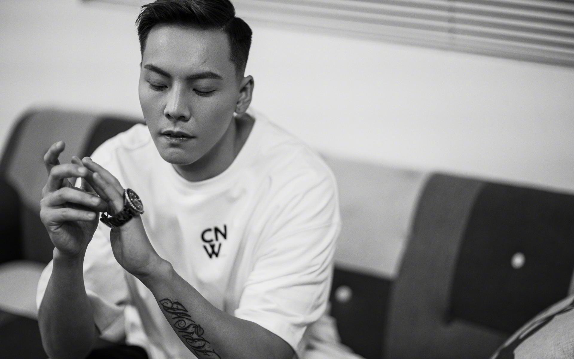 双星闪耀全球夜，鹈鹕险胜北京展韧性，伦纳德世界杯舞台接管比赛